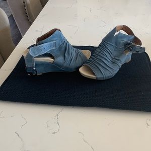 Womens Earthies size 6, Moroccan blue, open toe wedge sandal.